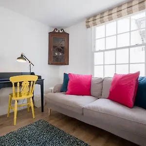 lovely-2-bed-cottage-in-the-heart-of-kemptown.brighton-hotels-england.com/